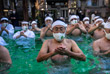 9 января. Жители Токио искупались в бассейне с ледяной водой, чтобы помолиться за здоровый новый год.