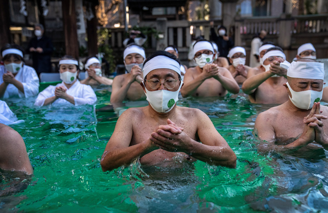 9 января. Жители Токио искупались в бассейне с ледяной водой, чтобы помолиться за здоровый новый год.