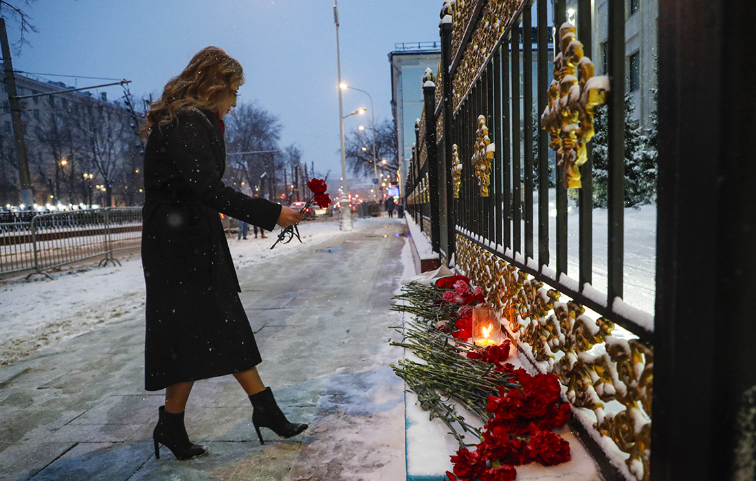 Цветы у здания посольства Казахстана в Москве в день общенационального траура по погибшим в массовых беспорядках