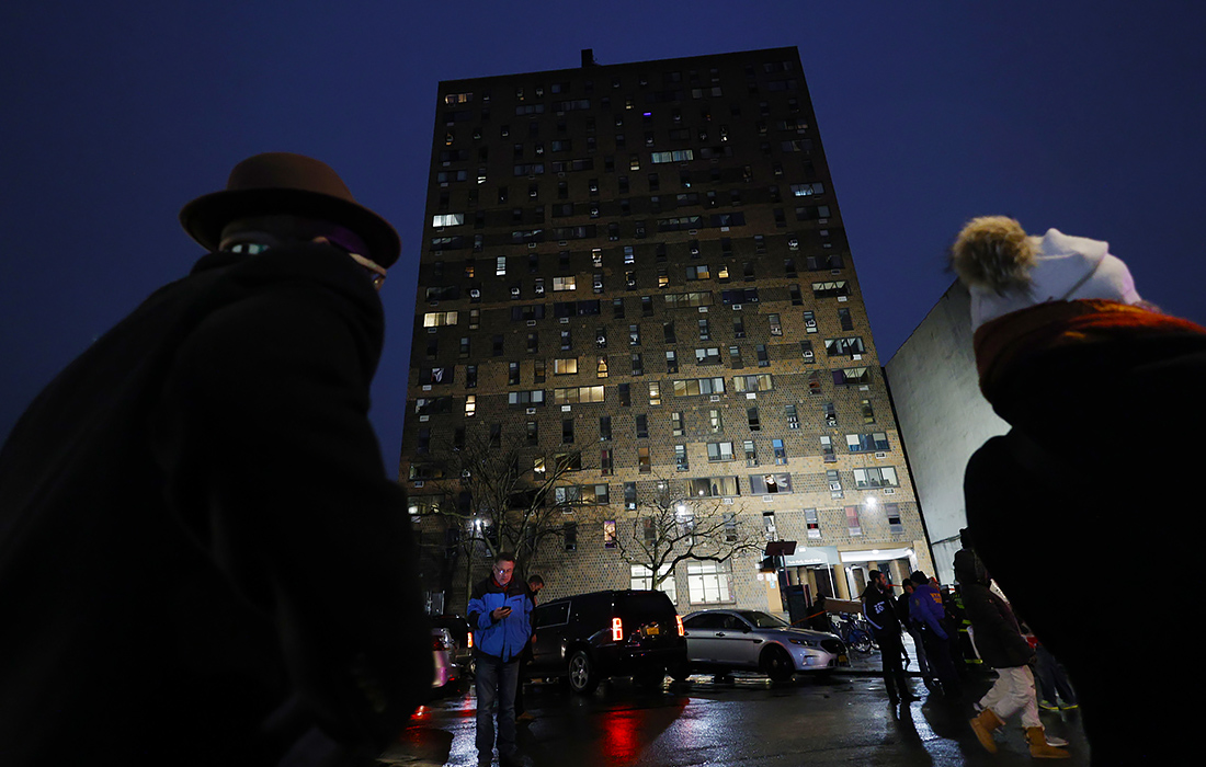 Девятнадцать человек, в том числе девять детей погибли в результате пожара в жилом 19-этажном здании в округе Бронкс в Нью-Йорке