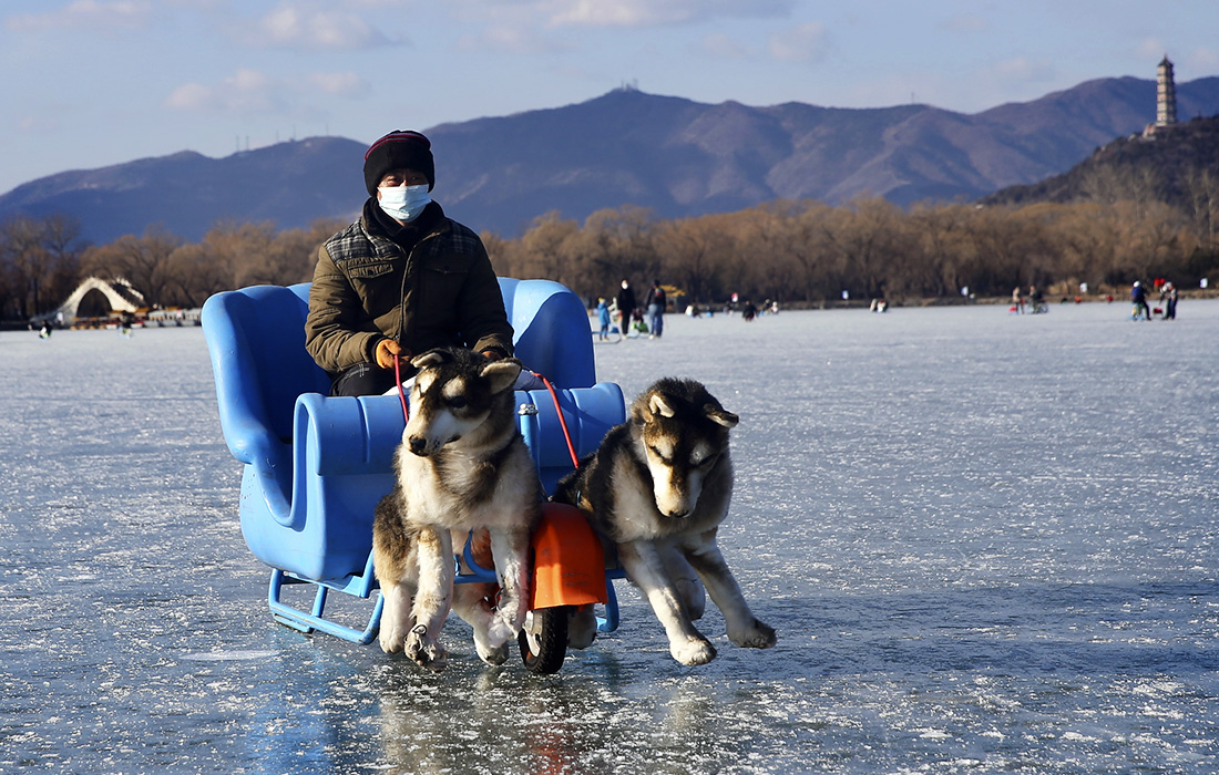 Каток Летнего дворца открылся для публики в Пекине