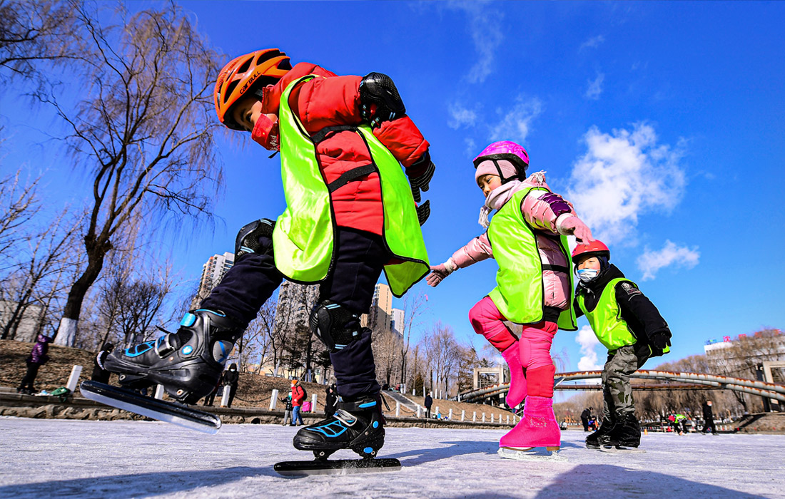 Учащиеся начальных классов соревнуются в гонке на коньках в Шэньяне, Китай