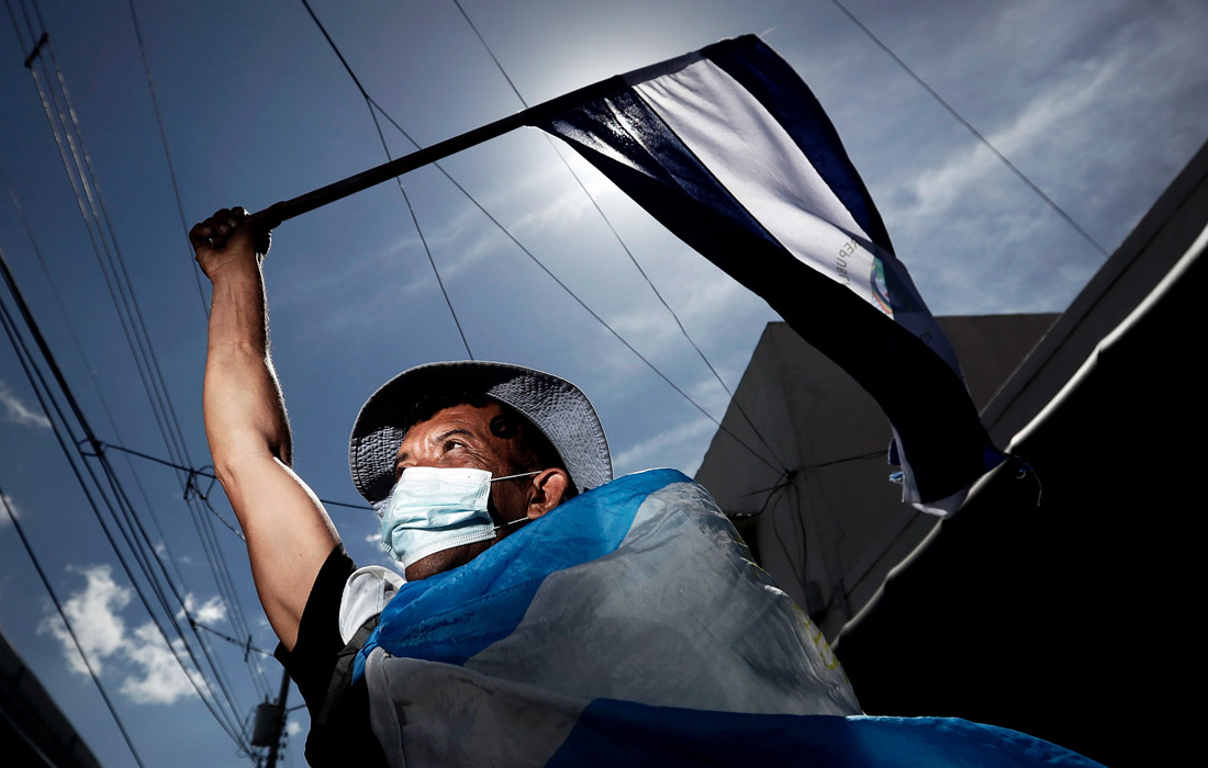 Граждане Никарагуа, проживающие в Коста-Рике, провели акцию протеста против президента Даниэля Ортеги, который находится у власти уже 14 лет. Выборы президента прошли 7 ноября 2021 года, на них Ортега переизбрался на четвертый срок подряд.