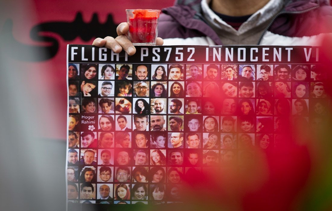 В Лондоне почтили память жертв авиакатастрофы рейса PS 752. Рано утром 8 января 2020 года пассажирский самолет международных авиалиний Украины разбился вскоре после вылета из аэропорта в Тегеране. На борту находились 168 пассажиров и девять членов экипажа, все они погибли.