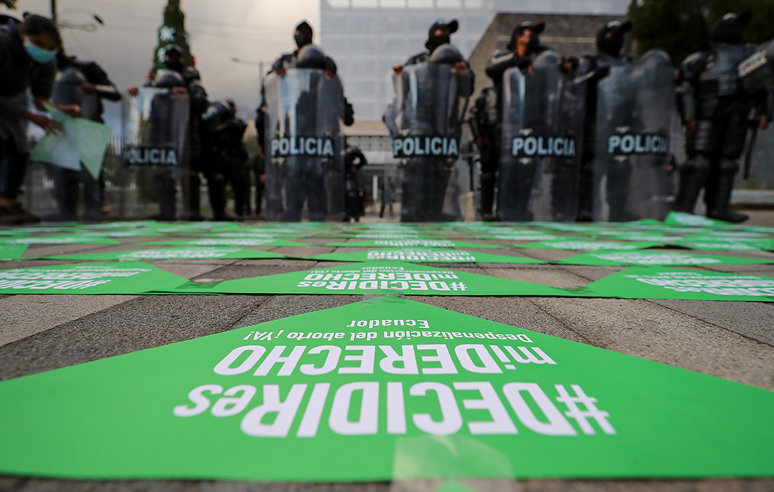 Парламентская комиссия в Эквадоре установила срок в 28 недель для прерывания беременности, наступившей после изнасилования. На фото: полиция охраняет здание парламента в Кито где проходили слушания.