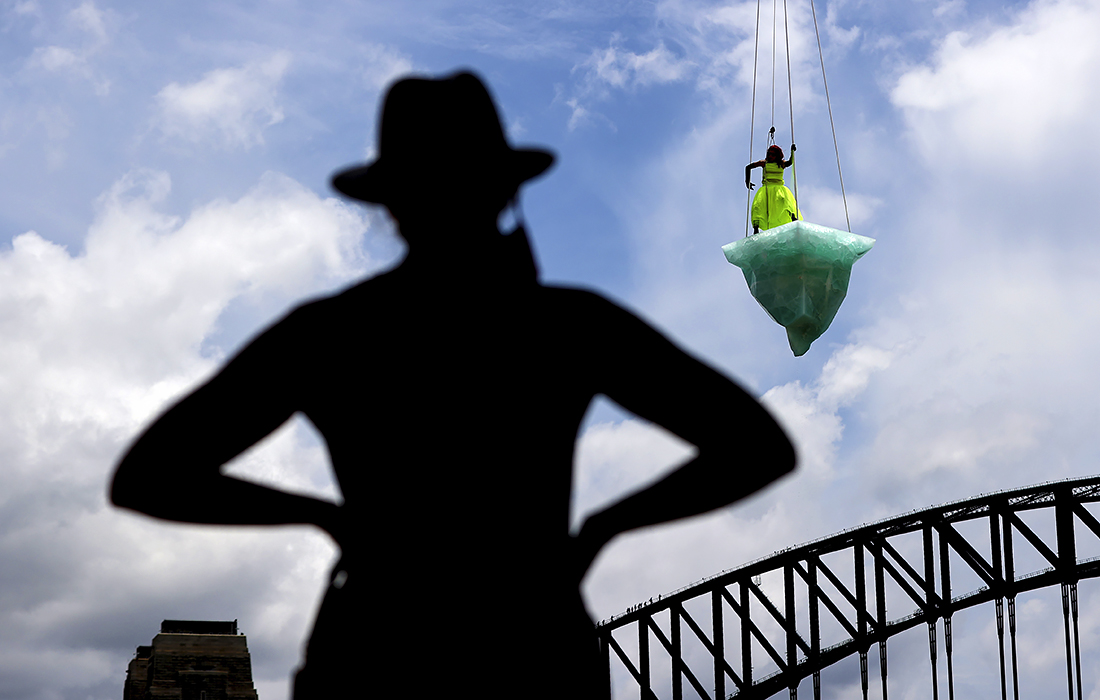 Шоу на вершине ледяной глыбы весом 2,5 тонны во время открытия сиднейского фестиваля "Оттепель"