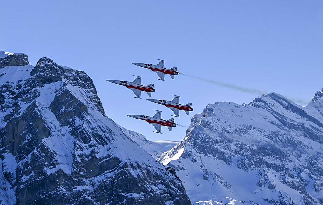В Швейцарии стартовал Кубок мира FIS по горнолыжному спорту. На фото: пилотажная группа швейцарских ВВС выступает перед началом мужской гонки по скоростному спуску