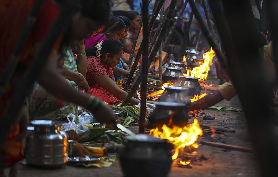 Празднование индийского фестиваля урожая в Мумбаи