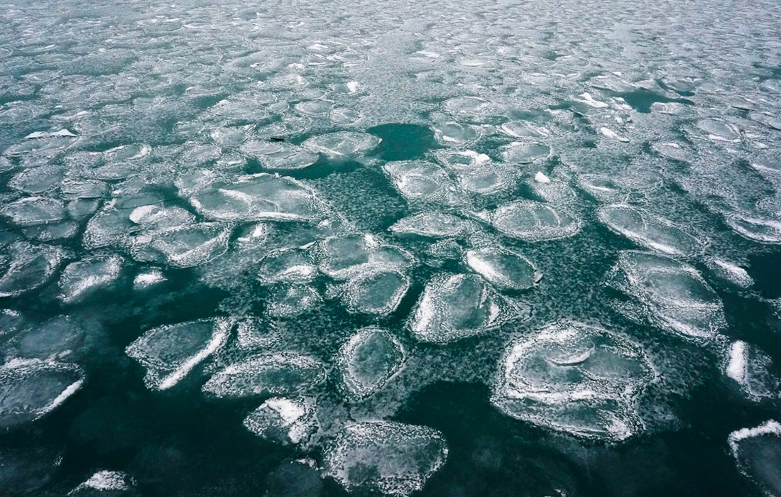 Вода покрыта льдом. Планета покрытая льдом. Земля покрытая льдом. Металл покрытый льдом. Озеро Мичиган шары льда.