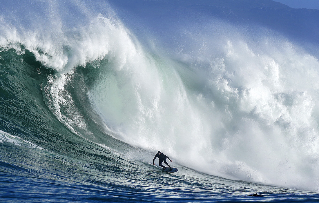 Серфинг в Атлантическом океане недалеко от Кейптауна