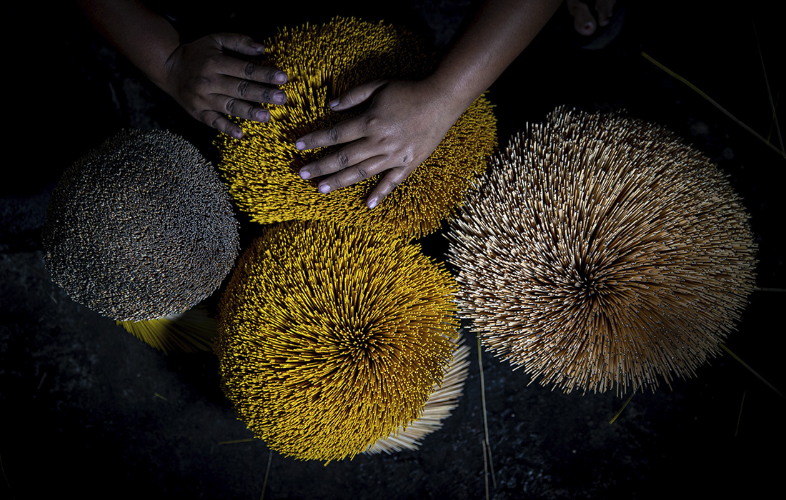 Индонезийские ремесленники делают ароматические палочки для китайского Нового года