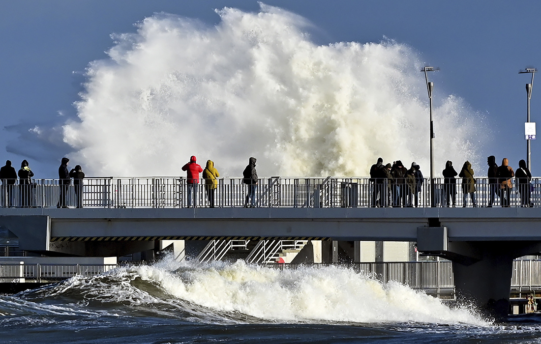 Шторм на Балтийском море в польском Колобжеге