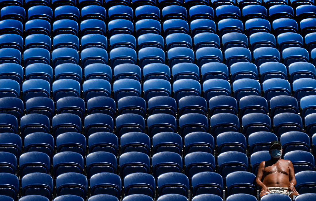 Зритель наблюдает за матчем