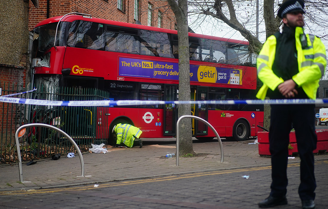 Лондонский автобус врезался в здание в восточной части города