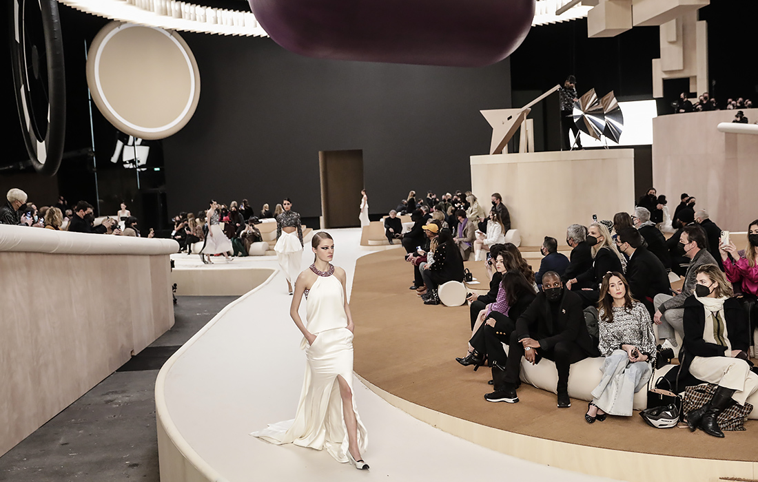 Показ коллекции Chanel на Неделе высокой моды в Париже