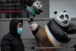 В Пекине с 4 февраля начнутся зимние Олимпийские игры. В городе следуют политике "нулевой терпимости" к COVID-19, которая подразумевает введение локдаунов, ограничений на передвижение и массовое тестирование там, где выявили заражения коронавируса.