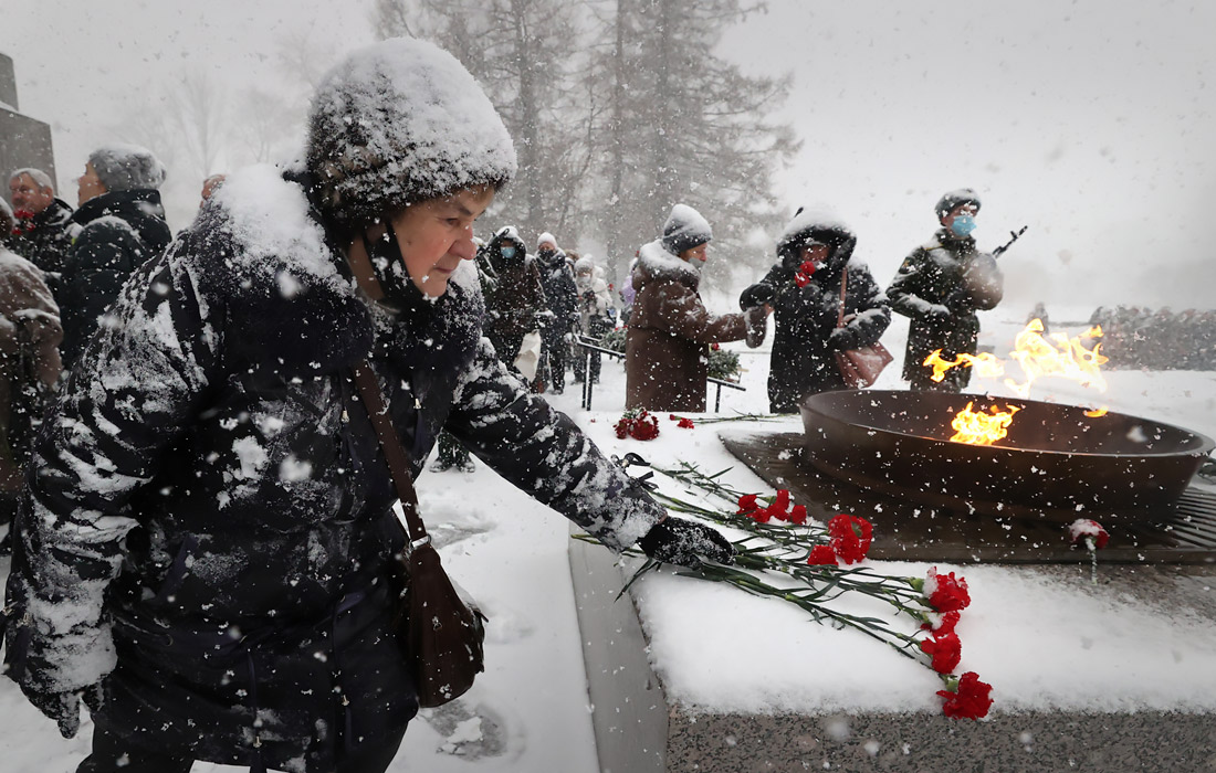 На Серафимовском кладбище в Санкт-Петербурге прошла церемония возложения венков и цветов в день полного снятия блокады Ленинграда. За годы блокады погибли, по разным данным, от 400 тысяч до 1,5 миллионов человек.