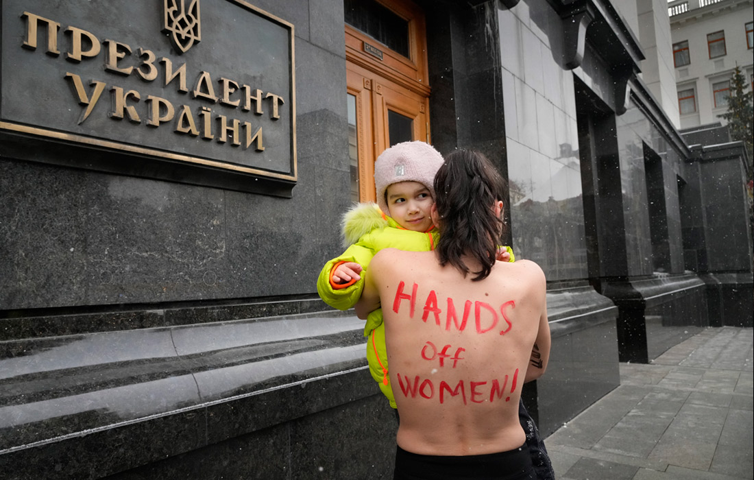 Активистка движения Femen с ребенком провела акцию у офиса президента Украины в Киеве, требуя отменить приказ об обязательном воинском учете для женщин