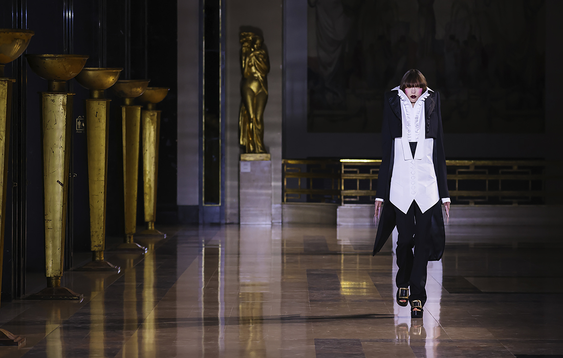 Показ Viktor & Rolf на Неделе моды в Париже