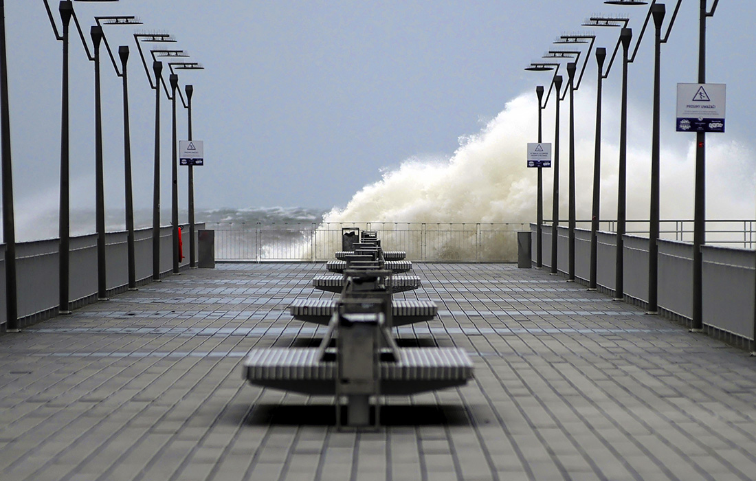 Шторм на Балтийском море в польском Колобжеге