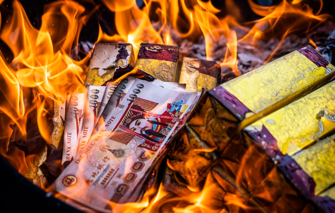 Сжигание фальшивых банкнот для задабривания духов в Бангкоке