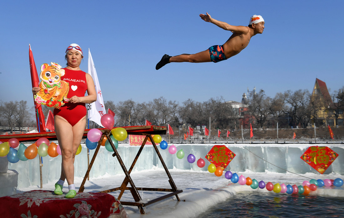 Любители зимнего плавания отмечают Новый год в Харбине, Китай
