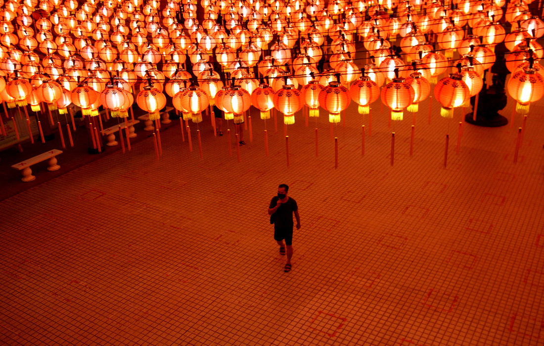 Украшения в честь года синего водяного тигра в Куала-Лумпуре