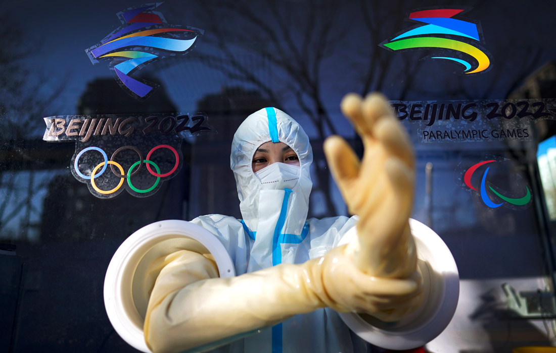 В Китае активизирована политика "нулевой терпимости" к COVID-19 в преддверии Олимпиады, которая пройдет с 4 по 20 февраля. В Пекине обязали въезжающих в город сдавать тест на коронавирус.