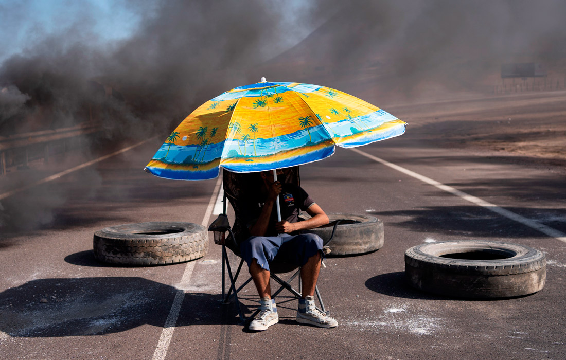 Жители чилийского города Икике заблокировали дорогу в знак протеста против нелегальной миграции из Венесуэлы