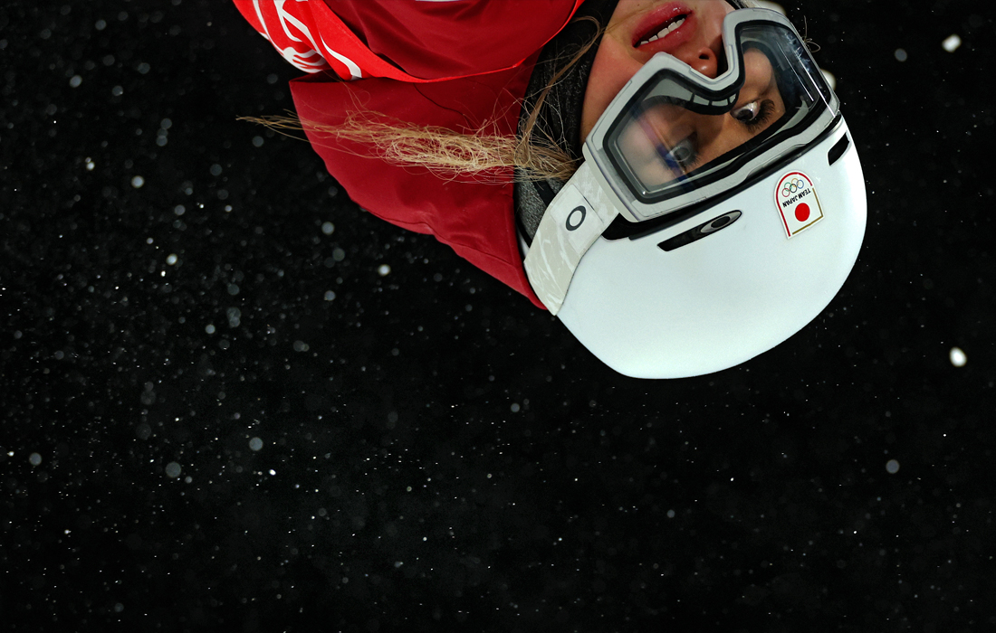 Спортсменка из Японии Анри Кавамура участвует в квалификации соревнований по фристайлу в дисциплине могул на Олимпийских играх в Пекине