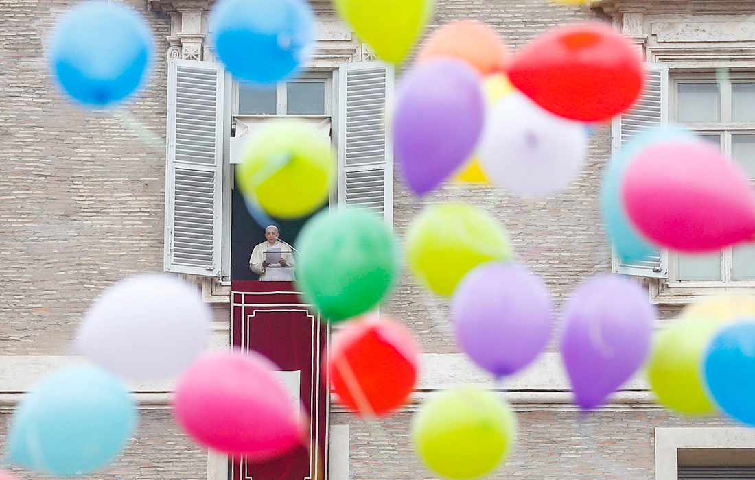 Папа римский Франциск во время полуденной молитвы на площади Святого Петра в Ватикане