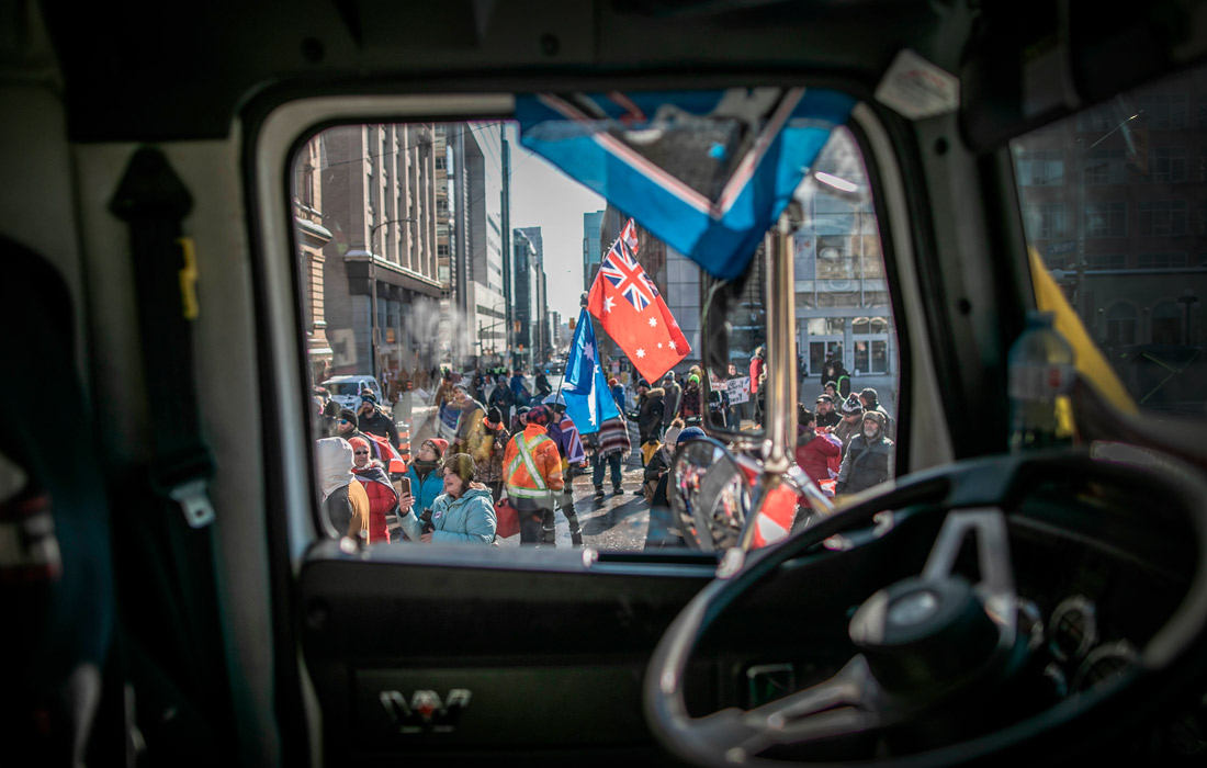 В канадской столице Оттаве более недели продолжаются протесты дальнобойщиков против ограничений из-за COVID-19