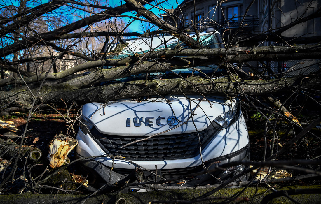 Сильный ветер стал причиной серьезных разрушений в Милане