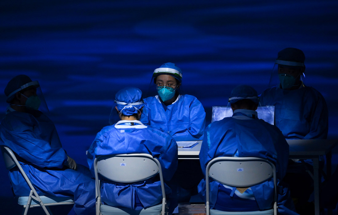 Медицинский персонал в Национальном конькобежном овале в Пекине