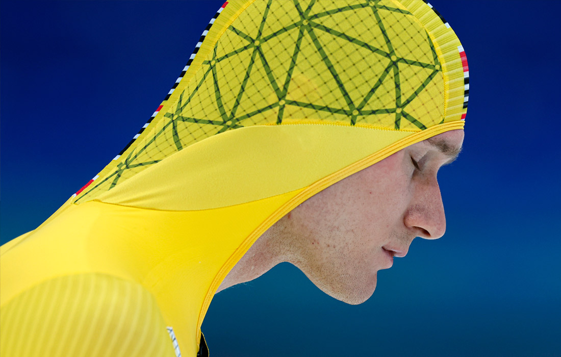 Матиас Восте из Бельгии готовится к соревнованиям по конькобежному спорту на дистанции 1500 метров