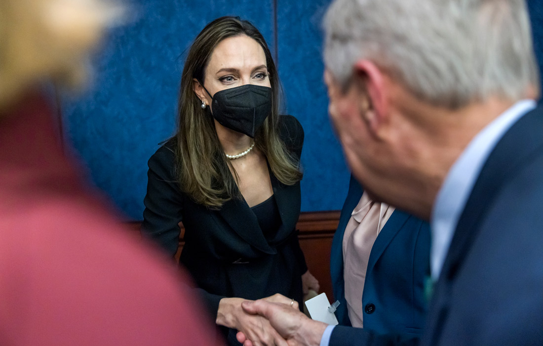 Актриса Анджелина Джоли выступила на пресс-конференции в Капитолии в поддержку обновления Закона о насилии в отношении женщин