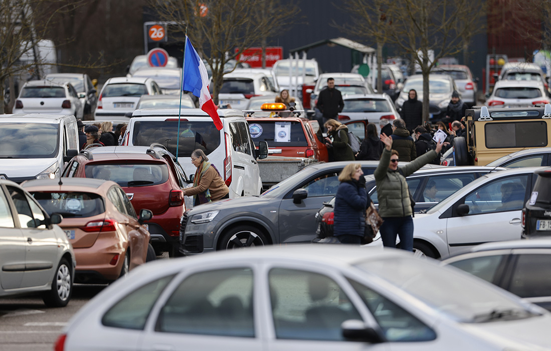 Акция автомобилистов и дальнобойщиков во Франции против принудительной вакцинации и ограничительных мер