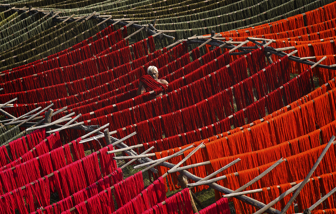 Сушка окрашенной пряжи в Индии