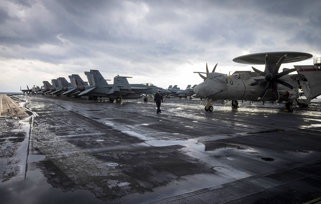 Авианосец USS Harry S. Truman стоит на якоре у побережья хорватского Сплита после завершившихся участий НАТО в Средиземном море