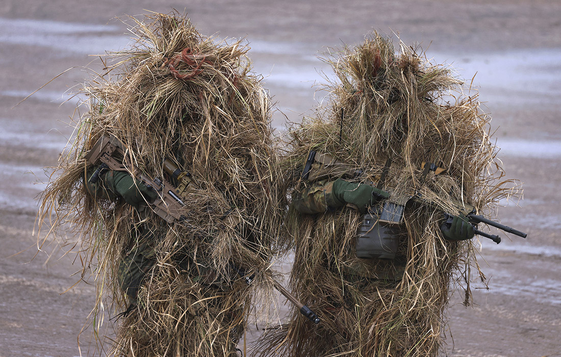 Снайперы армии Германии демонстрируют возможности во время визита министра обороны Кристины Ламбрехт в Мюнстер. Германия перебрасывает в Литву дополнительный контингент.