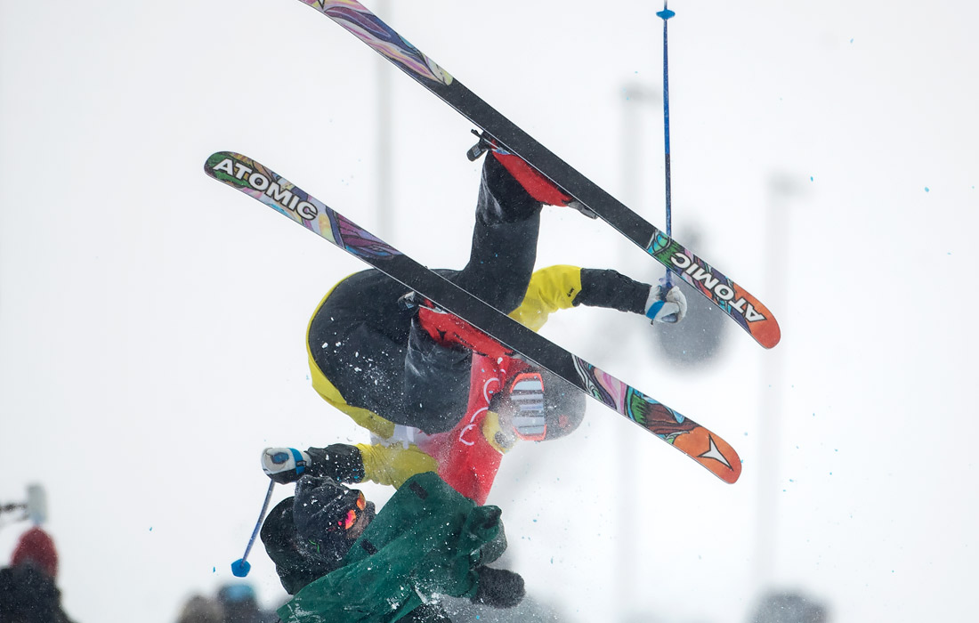 Фристайлист сборной Финляндии Йон Саллинен врезается в оператора во время прыжка