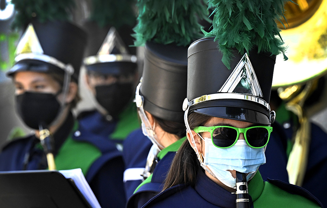 18 февраля. Лидерство по числу заразившихся и скончавшихся сохраняют США, где выявлено 78 172 926 инфицированных COVID-19, число летальных исходов составило 928 519. На фото: ученики школы калифорнийского города Мейвуд.