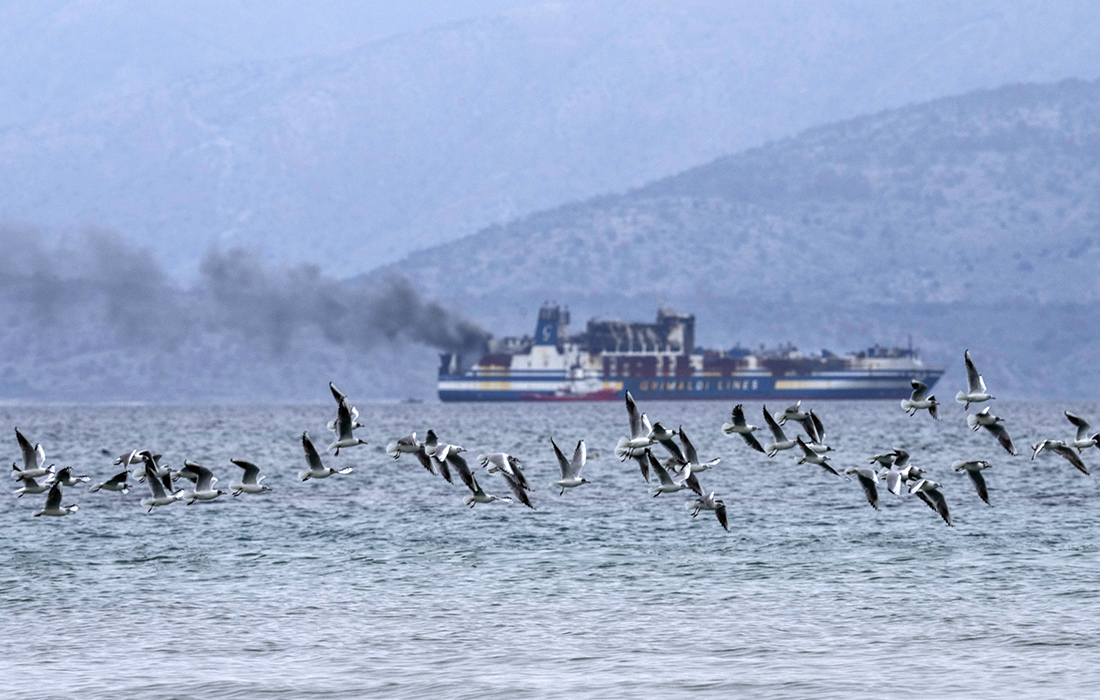 В Ионическом море недалеко от острова Корфу четвертый день горит паром Euroferry Olympia
