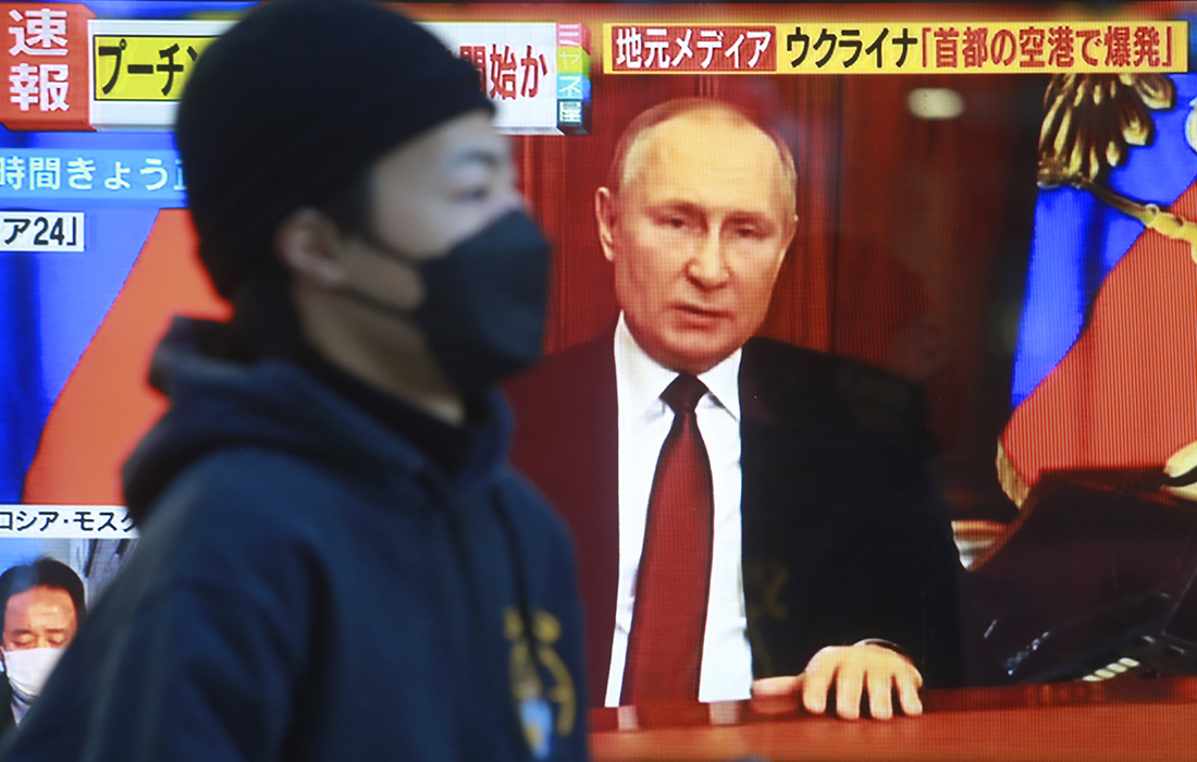Трансляция новостей в Токио о начале военной операции России на Украине