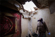 Γυναίκα σε κατεστραμμένο σπίτι στο Gorlovka (DNR)