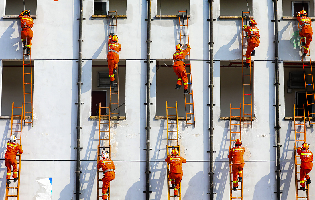 Пожарные принимают участие в учениях по тушению огня в китайском Тунжэне
