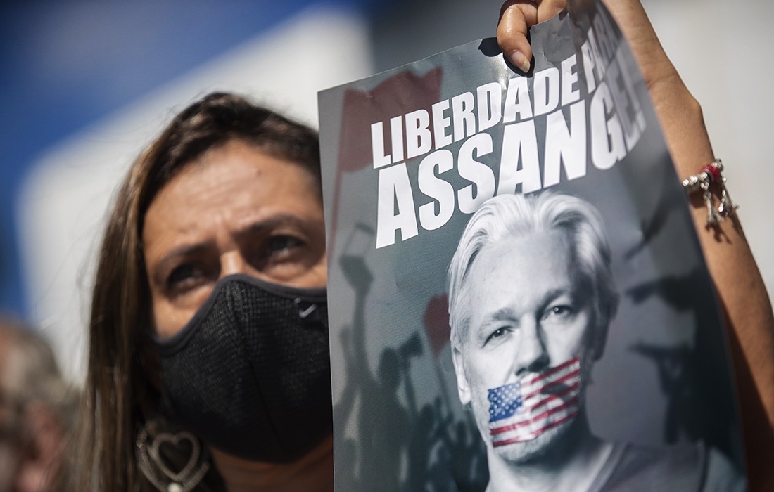 Протестующие требуют свободы Джулиана Ассанжа перед посольством США в Бразилии