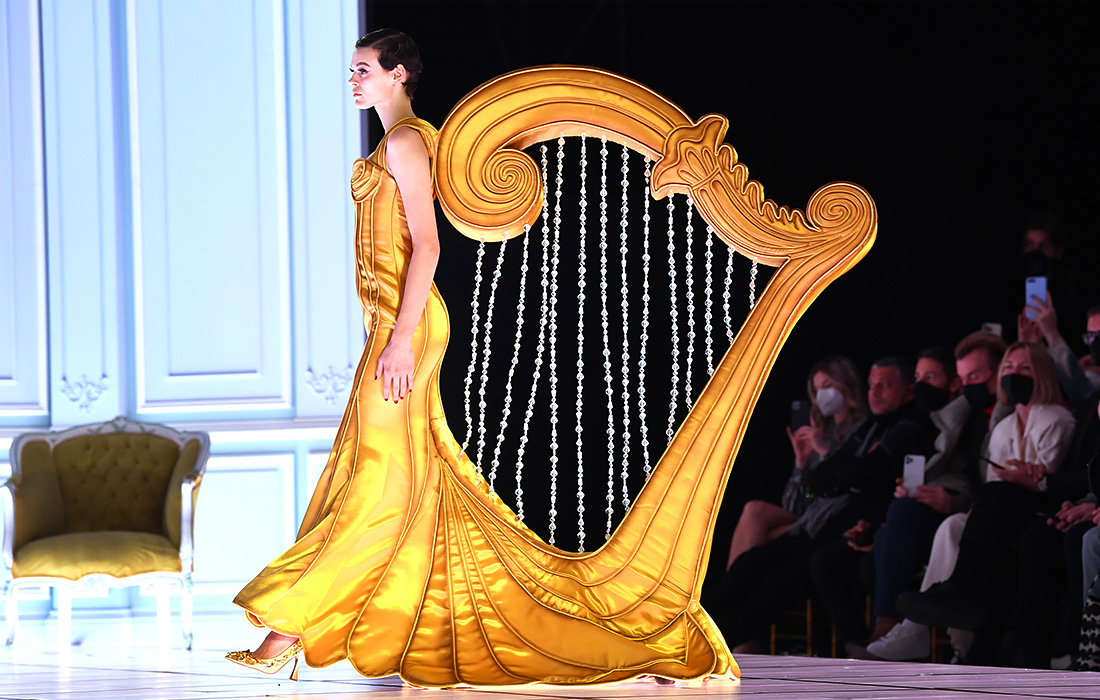Показ Moschino во время Недели женской моды в Милане