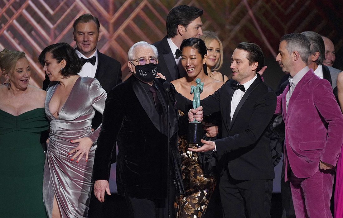 В Санта-Монике прошла 28-я церемония вручения премии Гильдии киноактеров США. На фото: артисты сериала "Наследники" победили в категории "Лучший актерский состав драматического сериала".