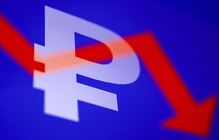 Рубль закрыл торги в минусе к доллару и евро, но отыграл большую часть дневных потерь